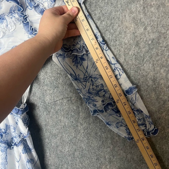 LACE THE LABEL Woman Size XS Blue Floral Ruffled Open Back Dress - Picture 4 of 8